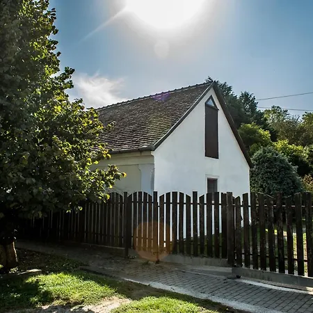 Vendeghaz בית הארחה 3*