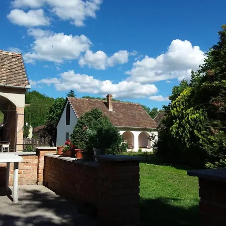 Vendeghaz בית הארחה 3*